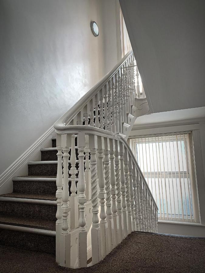 Bournemouth Beachfront Retreat 3 Bedroom 3 Bathroom Seaside B&B With Free Parking Exterior photo