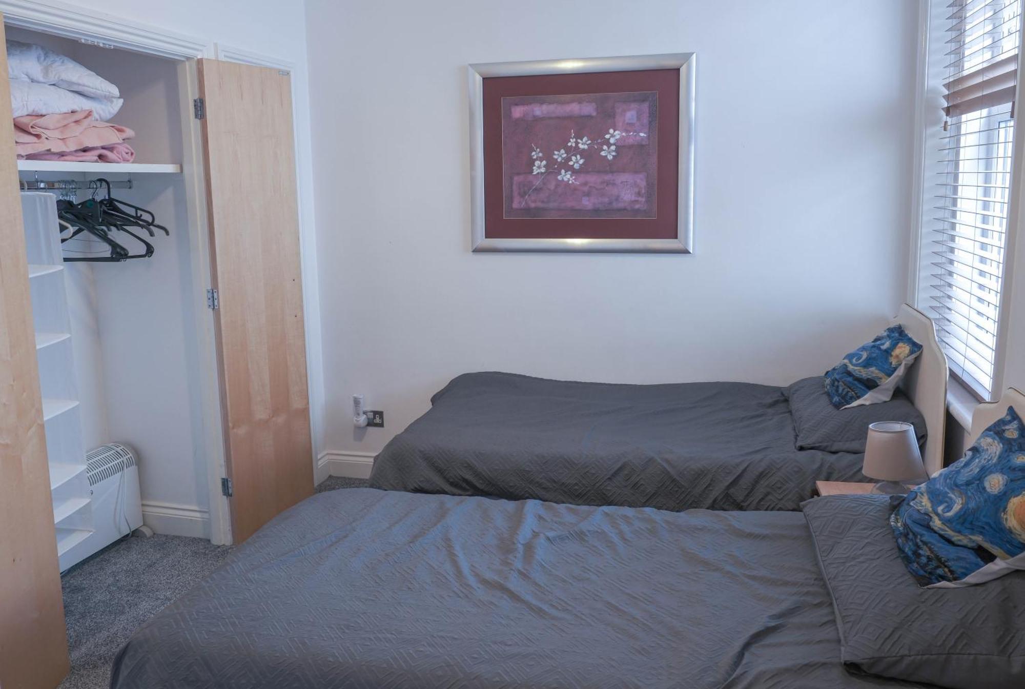 Bournemouth Beachfront Retreat 3 Bedroom 3 Bathroom Seaside B&B With Free Parking Exterior photo