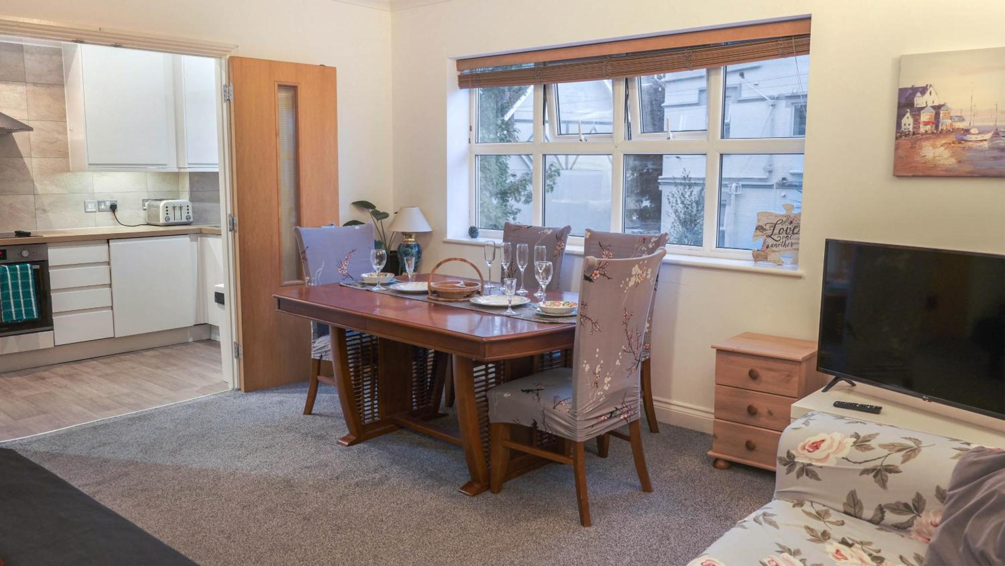 Bournemouth Beachfront Retreat 3 Bedroom 3 Bathroom Seaside B&B With Free Parking Exterior photo