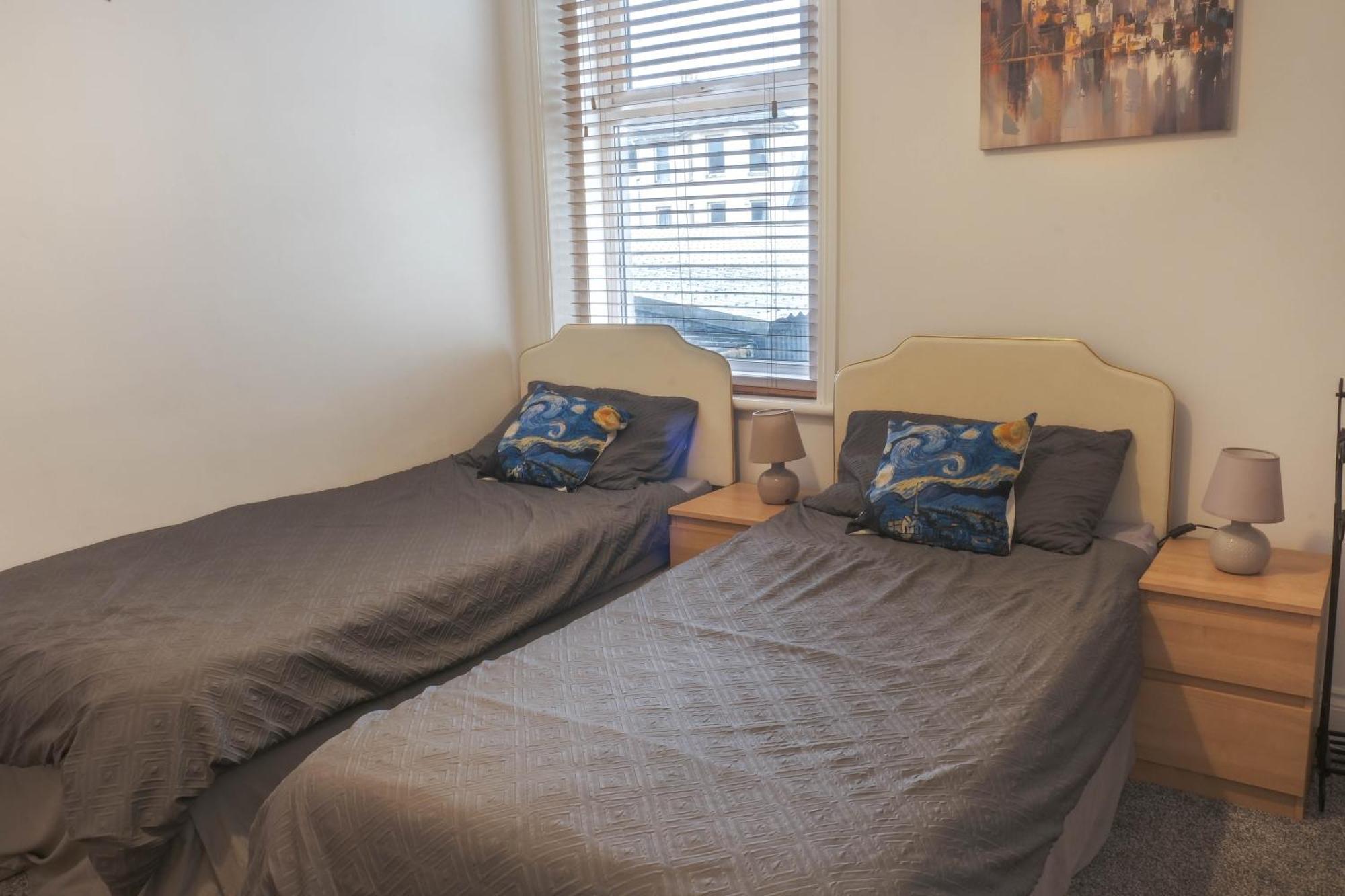 Bournemouth Beachfront Retreat 3 Bedroom 3 Bathroom Seaside B&B With Free Parking Exterior photo