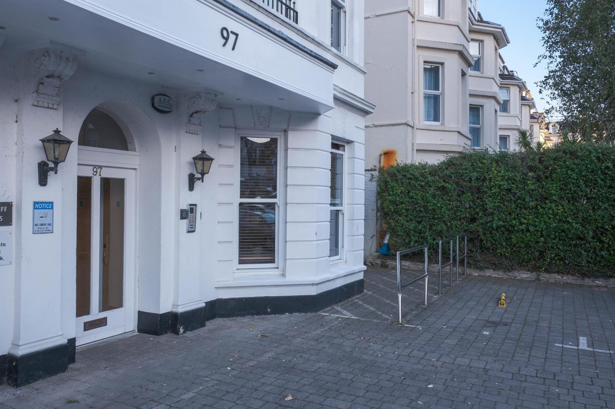 Bournemouth Beachfront Retreat 3 Bedroom 3 Bathroom Seaside B&B With Free Parking Exterior photo