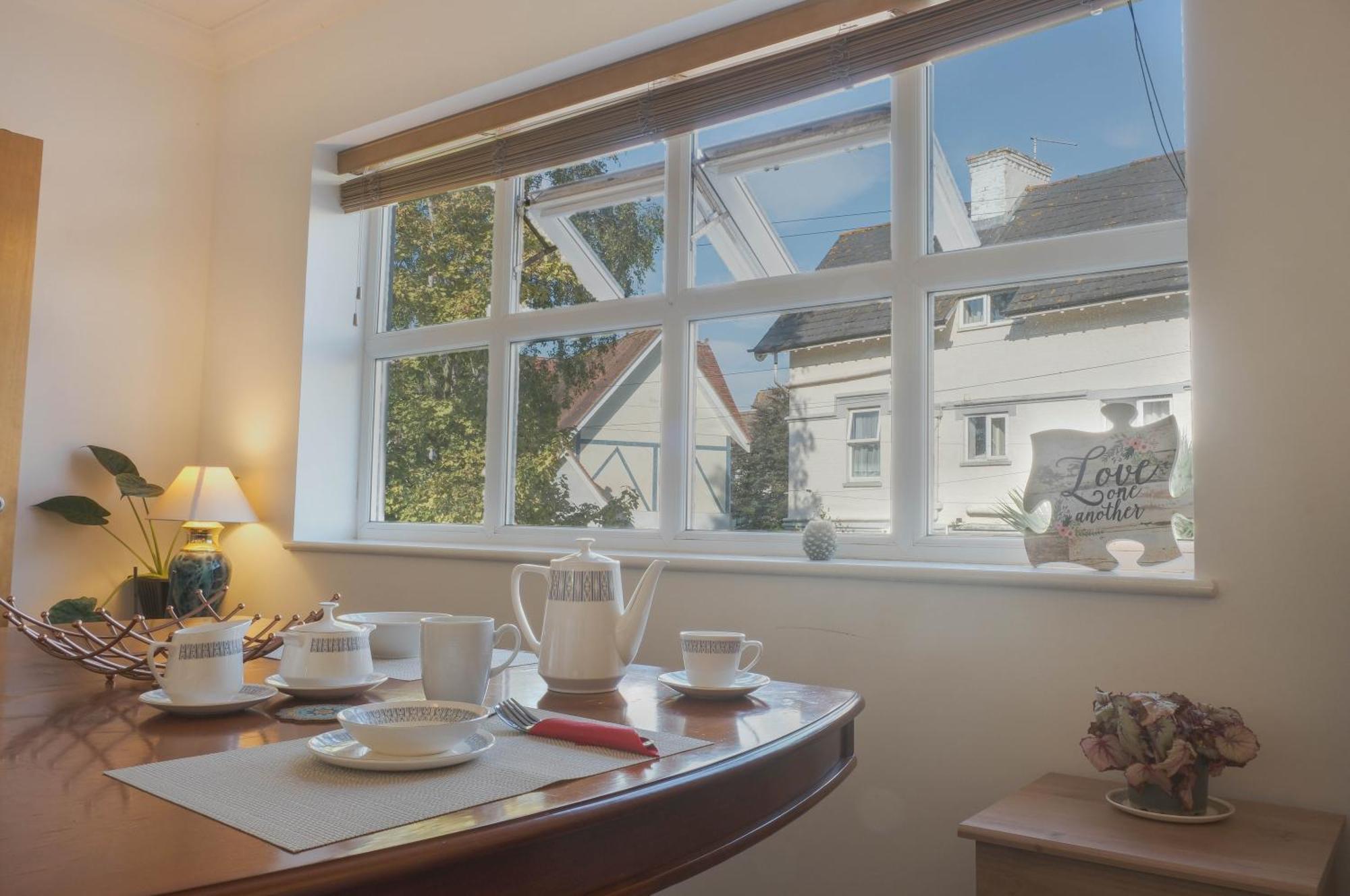 Bournemouth Beachfront Retreat 3 Bedroom 3 Bathroom Seaside B&B With Free Parking Exterior photo